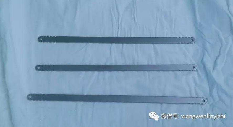 术中放置的3条钢板